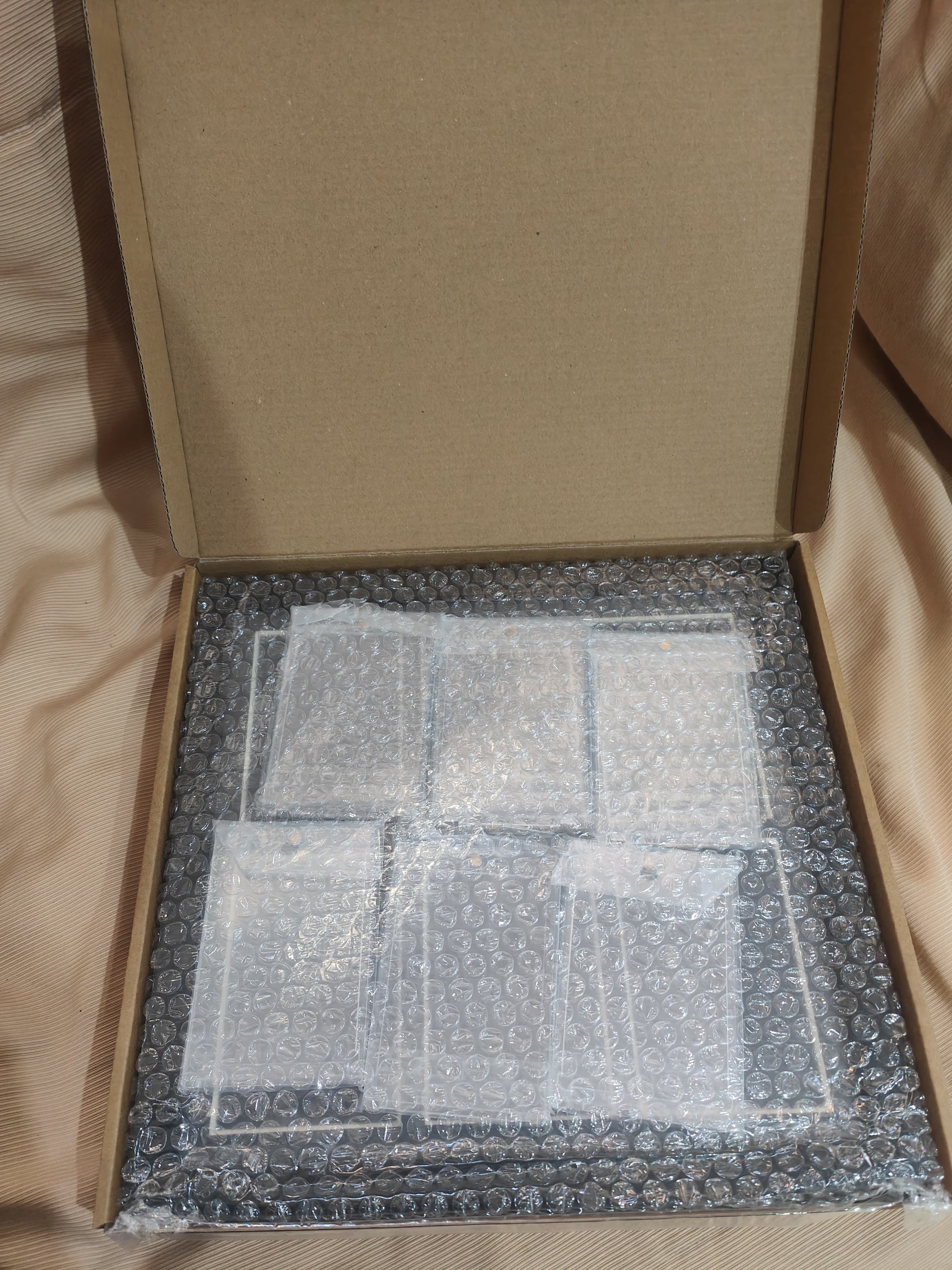 Como se envía el marco protegido con su papel de burbujas y los toploaders en su interior 